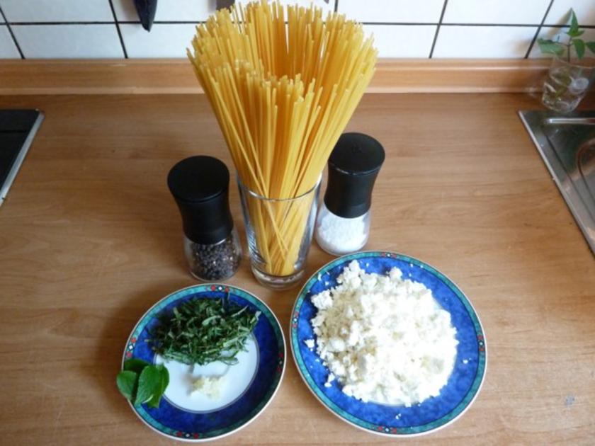 Spaghetti mit Schafskäse und Salbei - einfach - 245 kcal/100g