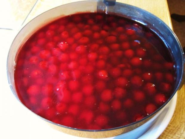 Kirschkuchen Stracciatella-Sahne und ein Hauch von Cappuccino