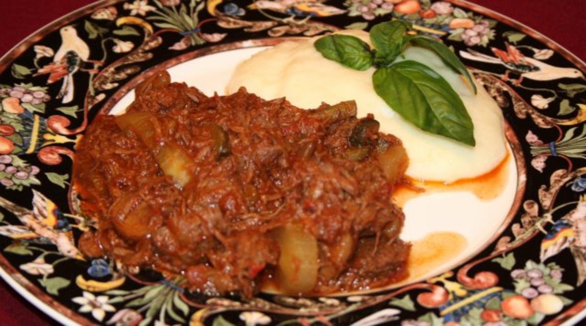 Gulasch nach Omis Geheimrezept mit Kartoffelpüree - Rezept - kochbar.de