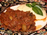 Gulasch nach Omis Geheimrezept mit Kartoffelpüree - Rezept