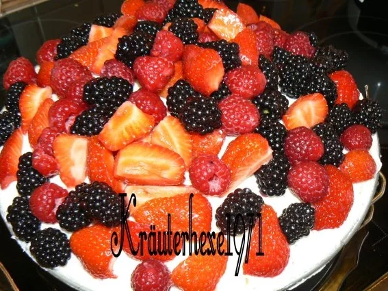 Rezept: Mein Sommermärchen: Beerige Früchtchen im Duett mit einer Käse-Sahne-Ricotta-Torte Mein Sommermärchen: Beerige Früchtchen im Duett mit einer Käse-Sahne-Ricotta-Torte - Rezept