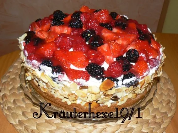 Rezept: Mein Sommermärchen: Beerige Früchtchen im Duett mit einer Käse-Sahne-Ricotta-Torte Bild Nr. 3 Mein Sommermärchen: Beerige Früchtchen im Duett mit einer Käse-Sahne-Ricotta-Torte - Rezept - Bild Nr. 3