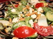 Baby-Arugula-Salat mit Ziegenkäse und Pinienkernen - Rezept