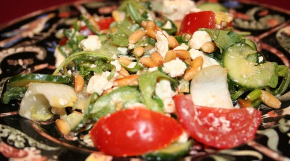 Bilder für Baby-Arugula-Salat mit Ziegenkäse und Pinienkernen - Rezept