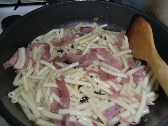 Rezept: Schinken-Maccaroni aus der Pfanne Bild Nr. 2 Schinken-Maccaroni aus der Pfanne - Rezept - Bild Nr. 2