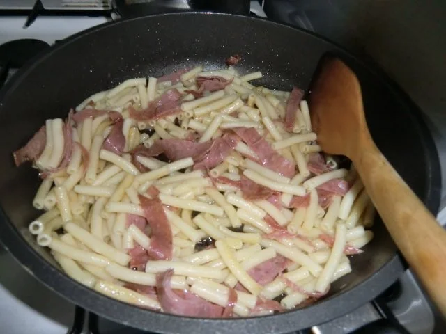 Rezept: Schinken-Maccaroni aus der Pfanne Bild Nr. 3 Schinken-Maccaroni aus der Pfanne - Rezept - Bild Nr. 3