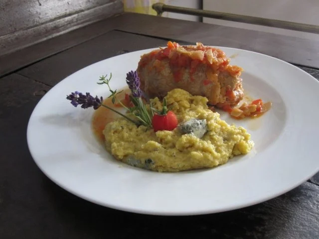 Schnitzelroulade mit Blue-Cheese-Polenta - Rezept