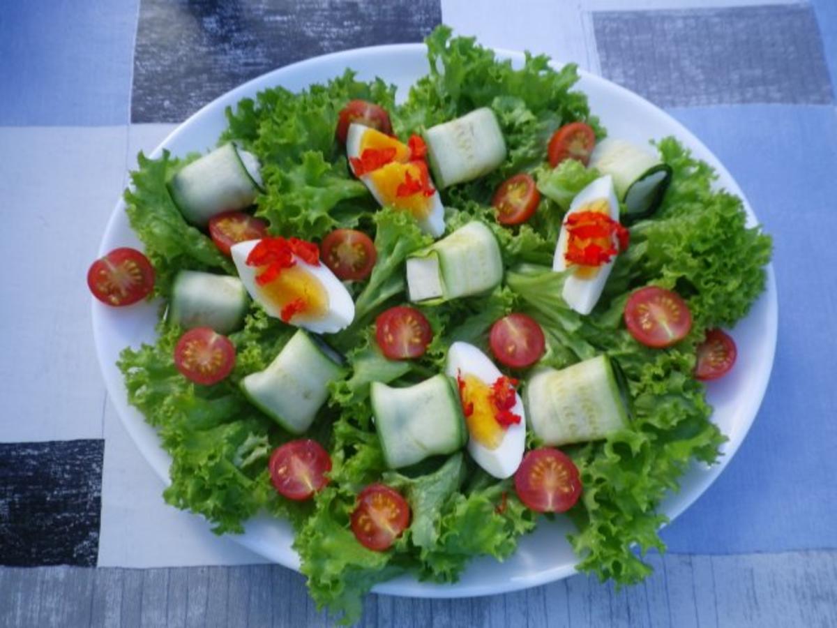 Bilder für Zucchiniröllchen auf Salatbett - Rezept