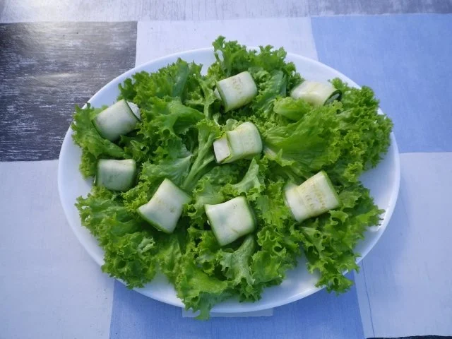 Rezept: Zucchiniröllchen auf Salatbett Bild Nr. 2 Zucchiniröllchen auf Salatbett - Rezept - Bild Nr. 2