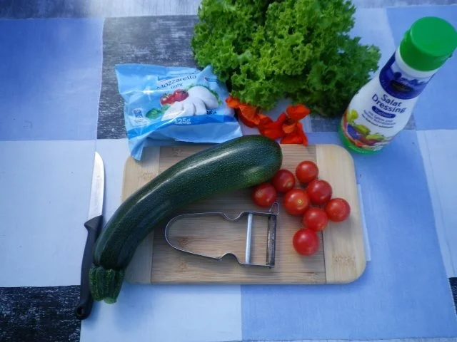 Rezept: Zucchiniröllchen auf Salatbett Bild Nr. 3 Zucchiniröllchen auf Salatbett - Rezept - Bild Nr. 3