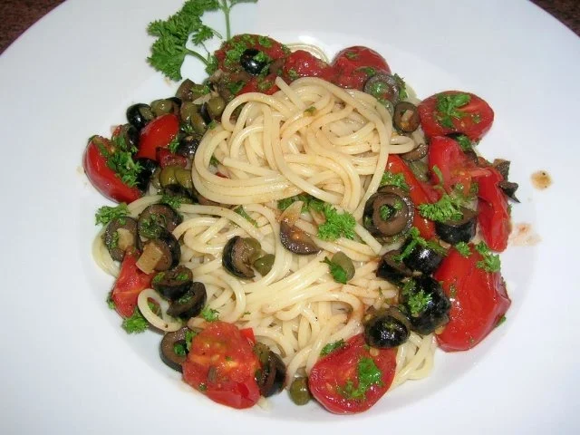 Spaghetti alla puttanesca  (was diese Bezeichnung bedeutet, erkläre ich hier nicht) *lach* - Rezept - Bild Nr. 3