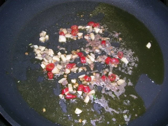 Spaghetti alla puttanesca  (was diese Bezeichnung bedeutet, erkläre ich hier nicht) *lach* - Rezept - Bild Nr. 7