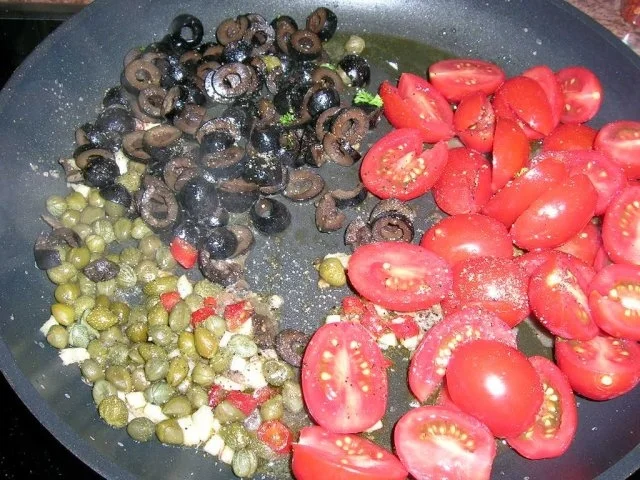 Spaghetti alla puttanesca  (was diese Bezeichnung bedeutet, erkläre ich hier nicht) *lach* - Rezept - Bild Nr. 8