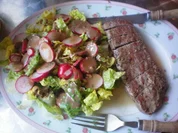 Rezept: Rosmarin-Lamm mit Römer-Salat Rosmarin-Lamm mit Römer-Salat - Rezept