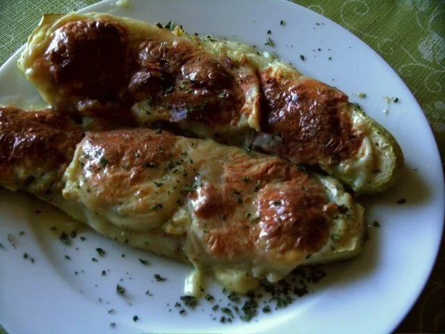 GEFÜLLTE  ÜBERBACKENE  ZUCCHINISCHIFFCHEN - Rezept