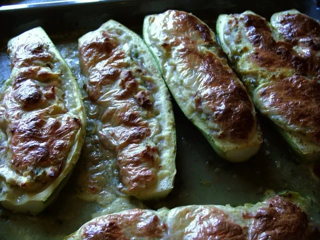 GEFÜLLTE  ÜBERBACKENE  ZUCCHINISCHIFFCHEN - Rezept - Bild Nr. 2