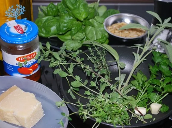 Rezept: 6-Kräuter-Pesto Bild Nr. 2 6-Kräuter-Pesto - Rezept - Bild Nr. 2