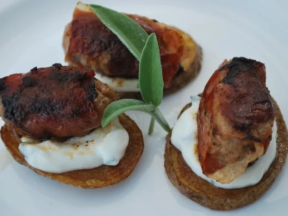 Parma-Hackröllchen auf gebratenen Kartoffelscheiben - Rezept