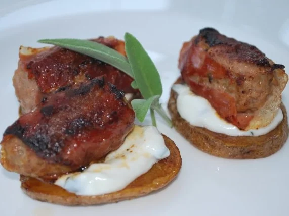 Parma-Hackröllchen auf gebratenen Kartoffelscheiben - Rezept - Bild Nr. 2