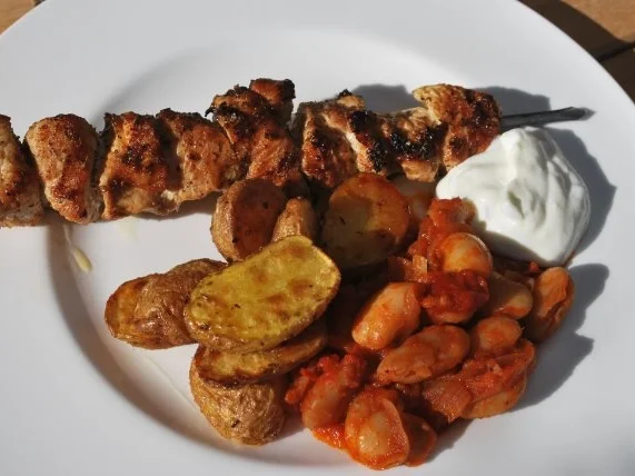 Marinierte Putenspieße mit Bohnen-Tomaten-Gemüse - Rezept