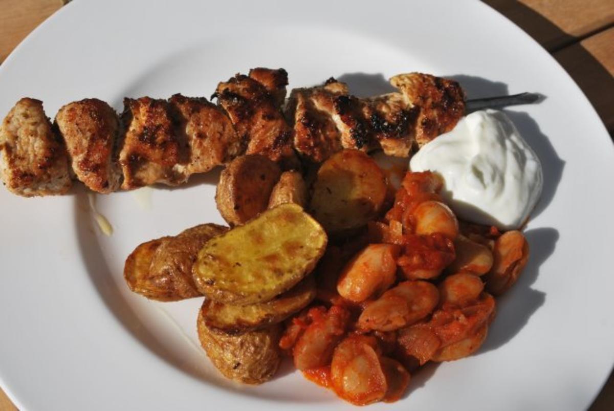 Marinierte Putenspieße mit Bohnen-Tomaten-Gemüse - Rezept - kochbar.de Marinierte Putenspieße mit Bohnen-Tomaten-Gemüse - Rezept - kochbar.de