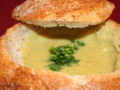 Rezept: Kartoffelcremesuppe im Bauernbrötchen Kartoffelcremesuppe im Bauernbrötchen - Rezept