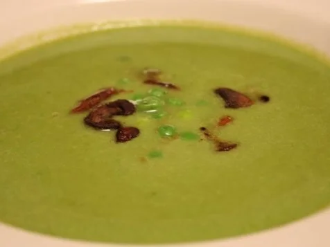 Rezept: Frühlingserbsensuppe mit Crimini- und Austernpilz-Crisps Frühlingserbsensuppe mit Crimini- und Austernpilz-Crisps - Rezept