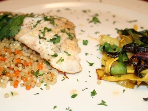 Rezept: Seezungenfilet in Weincreme-Soße mit Squash-Bändern und Tri-Color-Couscous Seezungenfilet in Weincreme-Soße mit Squash-Bändern und Tri-Color-Couscous - Rezept