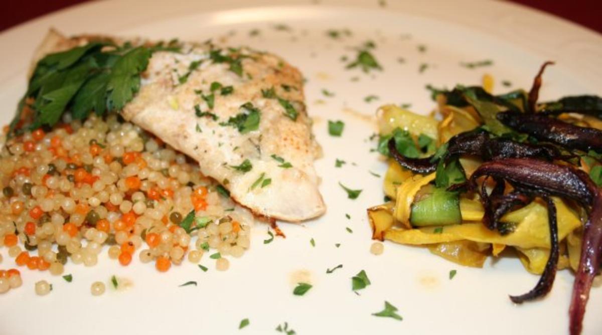 Seezungenfilet in Weincreme-Soße mit Squash-Bändern und Tri-Color ...