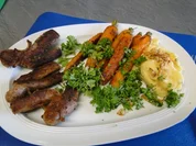 Glasierte Möhrchen mit Kartoffelpü und frischen Bratwürstchen - Rezept