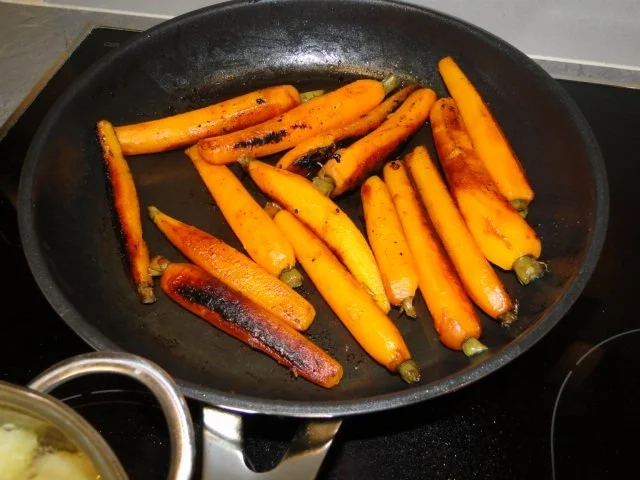 Glasierte Möhrchen mit Kartoffelpü und frischen Bratwürstchen - Rezept - Bild Nr. 3