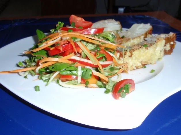 Hack-Gemüse-Auflauf mit buntem Salat - Rezept