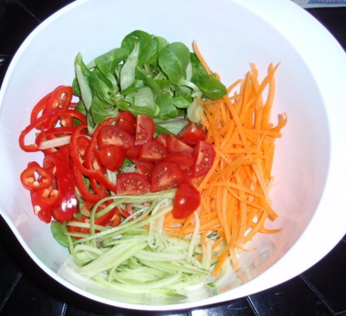 Hack-Gemüse-Auflauf mit buntem Salat - Rezept - Bild Nr. 17