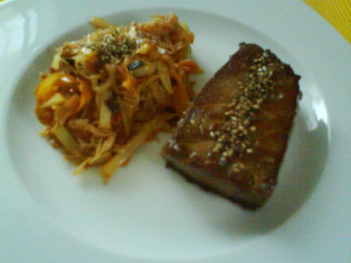 Teriyakithunfisch mit süß saurer Glasnudel-Gemüsepfanne aus dem Wok ...