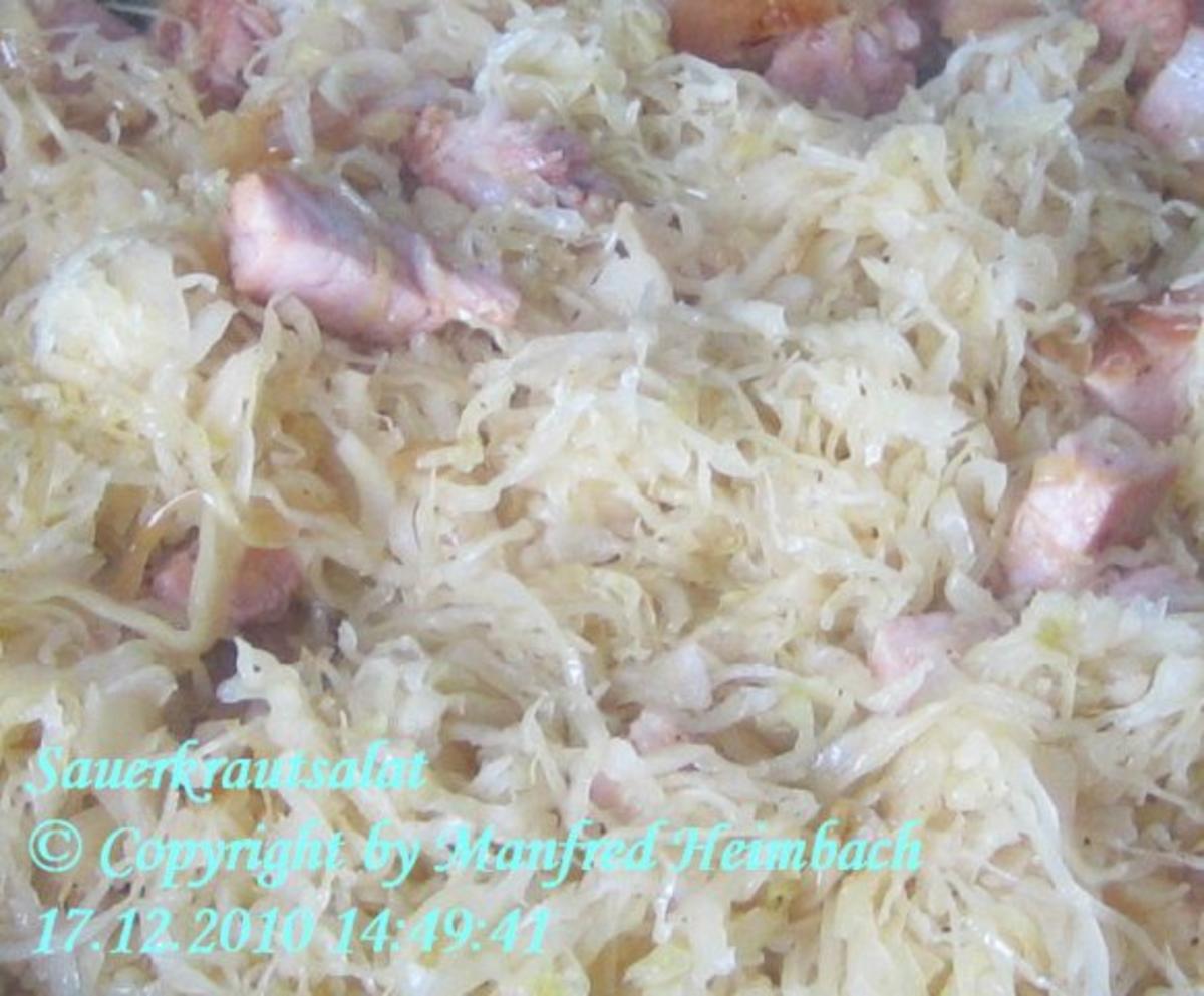 Gemüse – gewürfeltes Kasseler in rohem marinierten Apfel-Sauerkraut ...