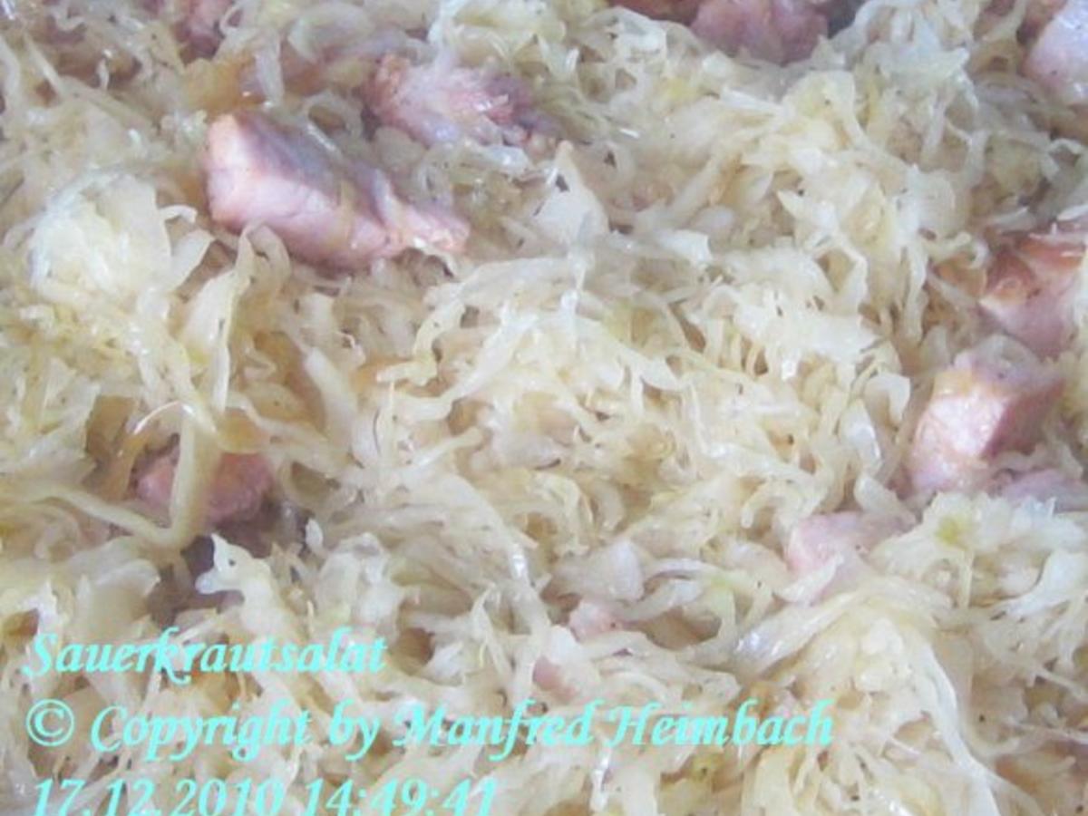 Gemüse – gewürfeltes Kasseler in rohem marinierten Apfel-Sauerkraut ...