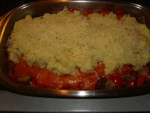 Hackbällchen-Paprika-Auflauf mit Kartoffelkruste - Rezept - Bild Nr. 5