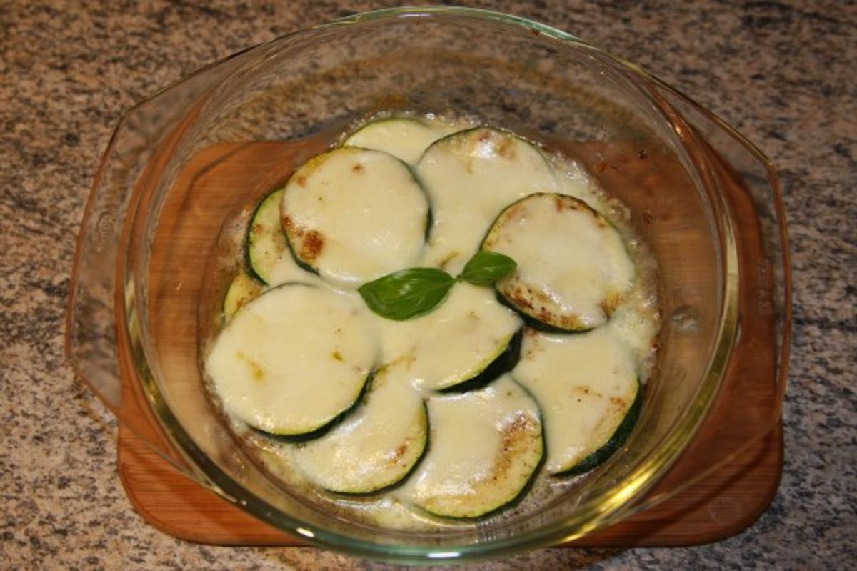 Zucchini mit Mozarella überbacken - Rezept