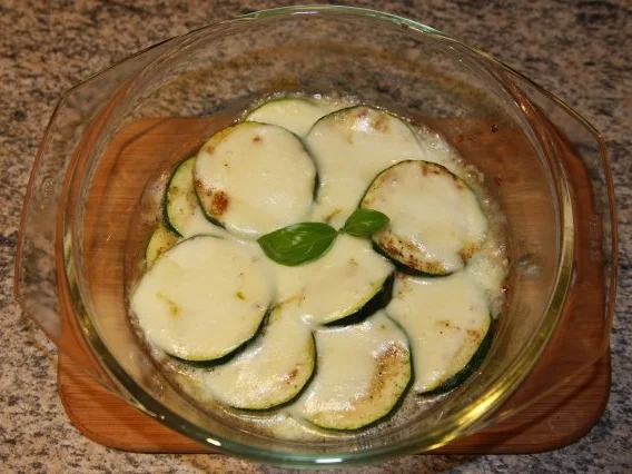 Zucchini mit Mozarella überbacken - Rezept