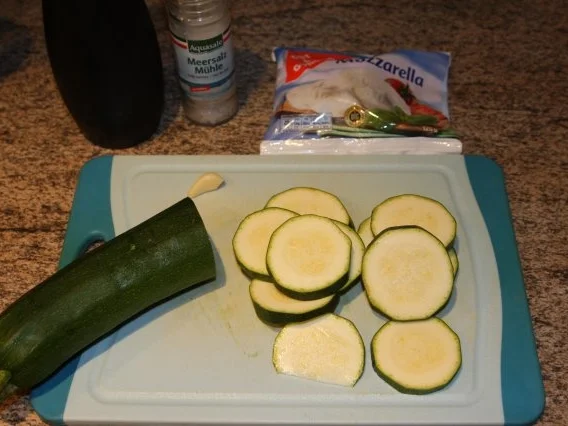 Zucchini mit Mozarella überbacken - Rezept - Bild Nr. 2