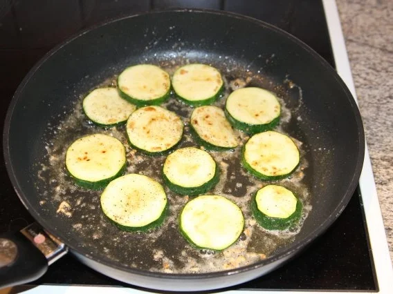 Zucchini mit Mozarella überbacken - Rezept - Bild Nr. 3