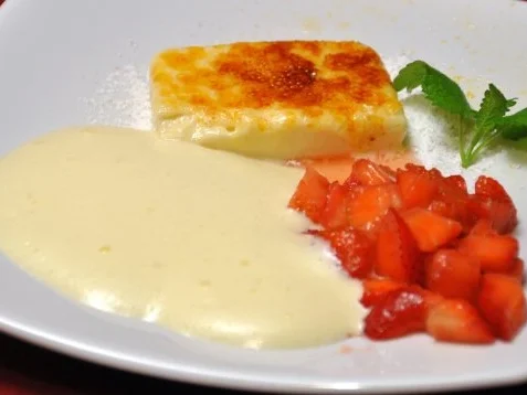 Rezept: Gratiniertes Tresterparfait mit marinierten Erdbeeren unter Eiswein-Zabaione Gratiniertes Tresterparfait mit marinierten Erdbeeren unter Eiswein-Zabaione - Rezept
