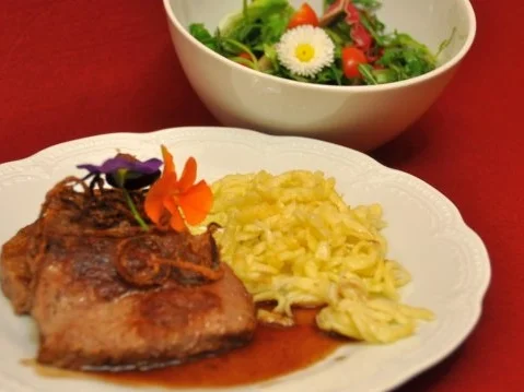 Rezept: Zwiebelrostbraten vom Allgäuer Braunvieh mit Spätzle und Soß' Bild Nr. 2 Zwiebelrostbraten vom Allgäuer Braunvieh mit Spätzle und Soß' - Rezept - Bild Nr. 2