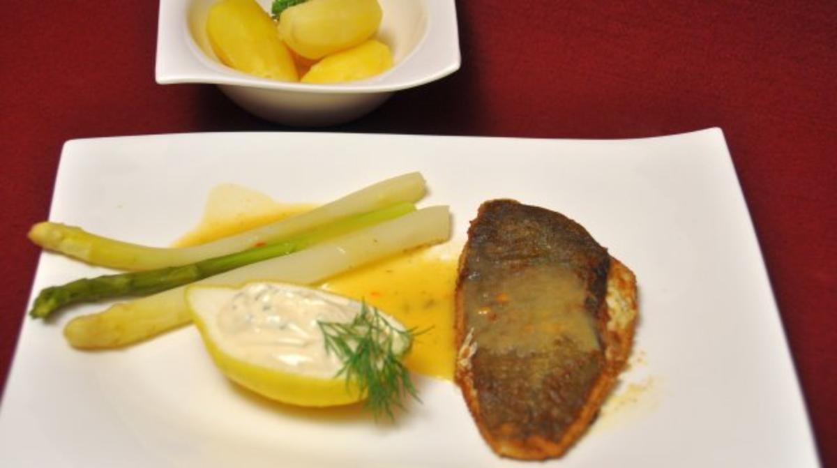 Maischolle Müllerin mit Mayonnaise-Schmand-Dip, Klei-Kartoffeln und Gemüse - Rezept