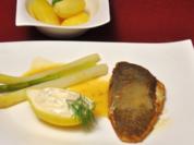 Maischolle Müllerin mit Mayonnaise-Schmand-Dip, Klei-Kartoffeln und Gemüse - Rezept