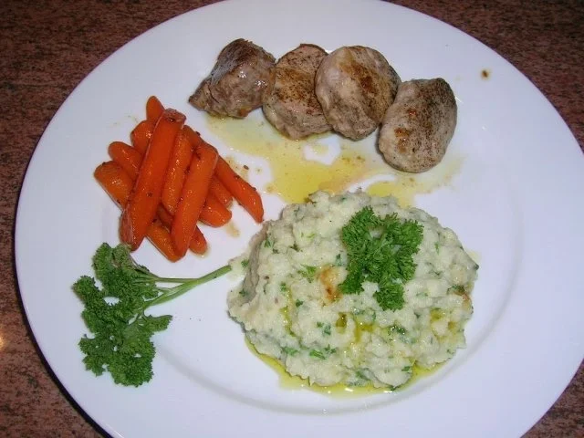 Rezept: Schweinefilet mit Blumenkohlpüree und Kümmelmöhrchen,wieder einmal lecker und leichte Kost Schweinefilet mit Blumenkohlpüree und Kümmelmöhrchen,wieder einmal lecker und leichte Kost - Rezept