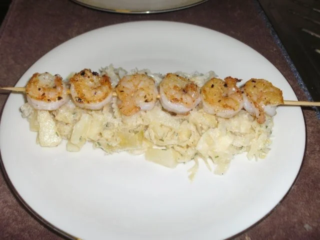 Garnelen-Spieß auf Ananas-Kraut-Salat - Rezept