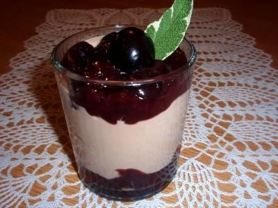 Dessert: Tobleronecreme mit Schokoladekirschen - Rezept - Bild Nr. 2