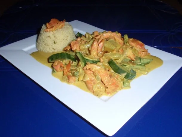 Wildlachs-Gurken-Zwiebel-Soße mit Couscous - Rezept