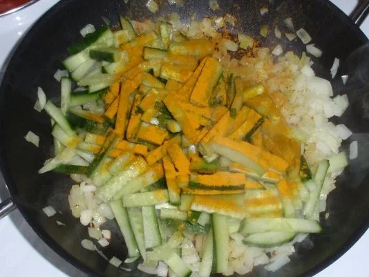 Wildlachs-Gurken-Zwiebel-Soße mit Couscous - Rezept - Bild Nr. 6